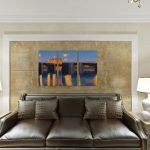 картина триптих, классический интерьера декоративная штукатурка за кожаным диваном, кожаные подушки