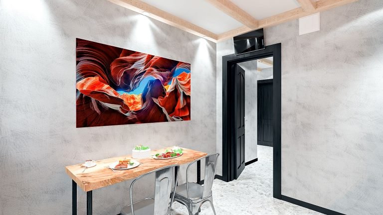 Дизайн однокомнатной квартиры в Гомеле, кухня в стиле лофт в квартире изображение 11, вид на обеденный стол, маленький телевизор над дверным проемом, картина над обеденным столом