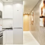 Дизайн кухни в хрущевке площадью 6 м.кв., светлый кухонный гарнитур с темной столешницей, холодильник 54 см. в интерьере маленькой кухни