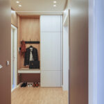 фото дизайн маленькой современной прихожей в панельной квартире, шкаф с вешалкой и пуфом из лдсп распашной в современном стиле 9 кв., электрощиток в шкафу, модный проект,